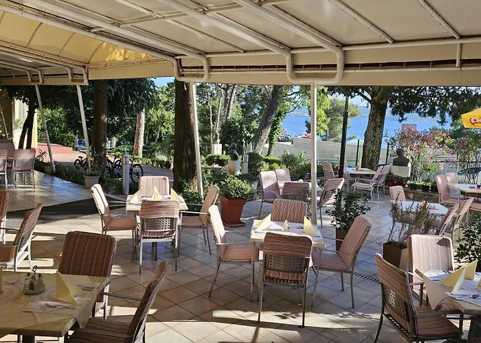 Ruzica- Glavna Zgrada I Depandanse Otel Crikvenica