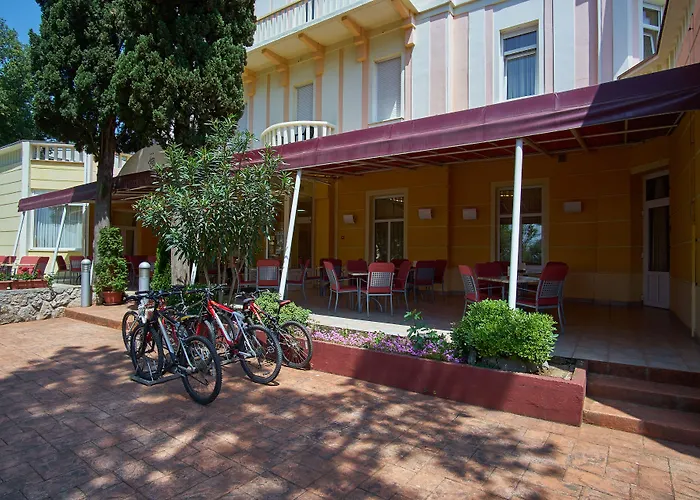 Otel Ruzica- Glavna Zgrada I Depandanse Crikvenica